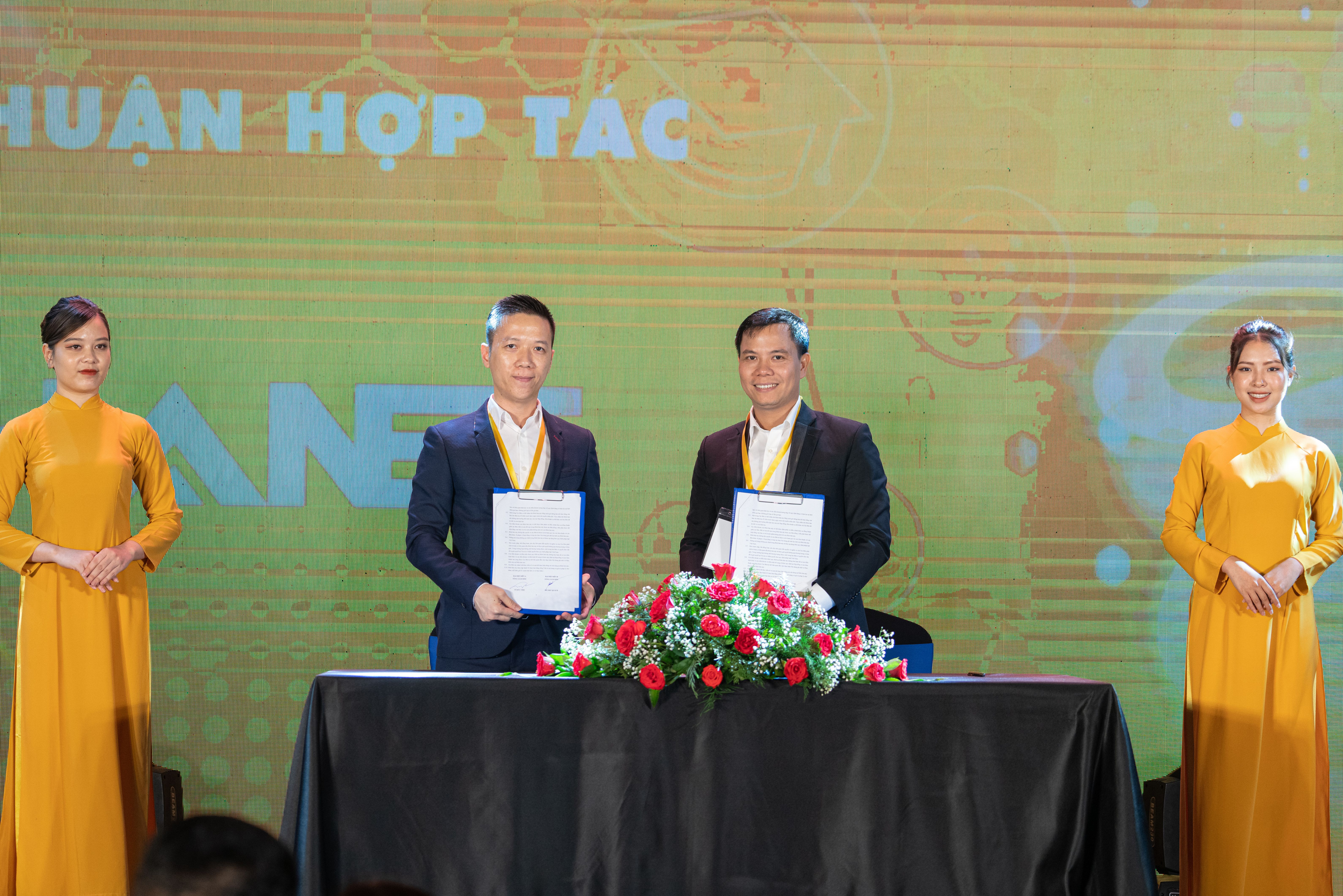 Vietec., Corp và Hanet ký thỏa  thuận hợp tác chiến lược sản xuất thiết bị cho KIDSEnglish